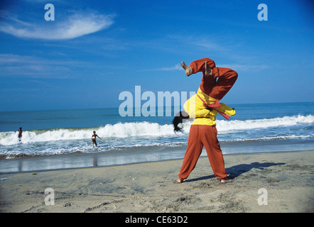 Kalaripayattu art martial ancestral sur beach Kerala Inde Banque D'Images