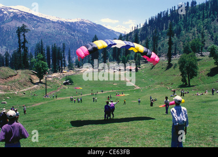 Parapente parapente atterrissage sur pente verte de la vallée de Solang ; Manali ; Himachal Pradesh ; Inde ; Asie Banque D'Images