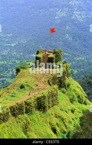 Drapeau safran volant sur le fort de Pratapgad ; Mahabaleshwar ; Satara ; Maharashtra ; Inde ; Asie Banque D'Images