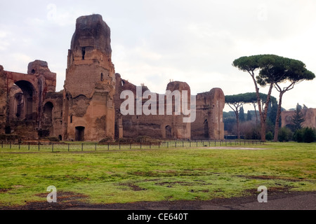 Les thermes de Caracalla sont des ruines d'une ancienne installation de baignoire à Rome avec un parc en amont Banque D'Images