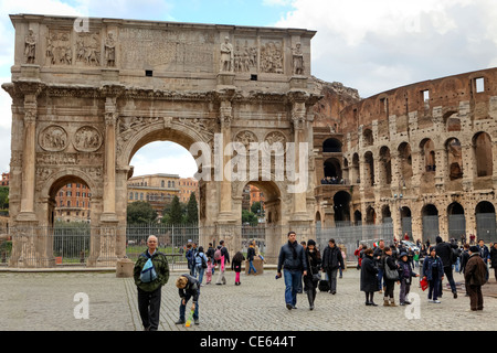 L'Arc de Constantin est un arc de trois portes à côté du Colisée à Rome, Latium, Italie. Banque D'Images