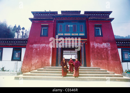 Trois moines bouddhistes debout sur les marches en face de l'institut Karma Shri Nalanda Sikkim ; Inde ; Rumtek Banque D'Images