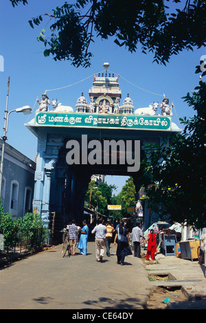 Entrée décorée de Sri Manakkula Vinayagar temple ; Rhône-Alpes ; Inde Territoire de l'Union européenne Banque D'Images