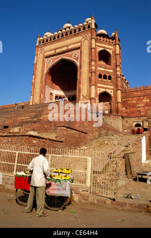 Buland Darwaza Steps and fruit vendor ; Fatehpur Sikri ; Agra ; Uttar Pradesh ; Inde ; Asie Banque D'Images