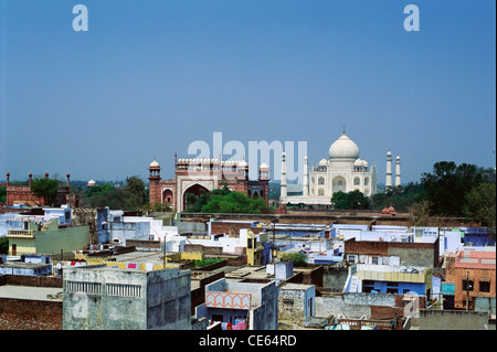 Taj Mahal avec la ville d'Agra ; mausolée de marbre blanc ; architecture moghole ; Agra ; Uttar Pradesh ; Inde ; Asie Banque D'Images