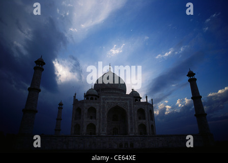 Taj Mahal avec ciel ; mausolée de marbre blanc ; architecture moghole ; Agra ; Uttar Pradesh ; Inde ; Asie Banque D'Images