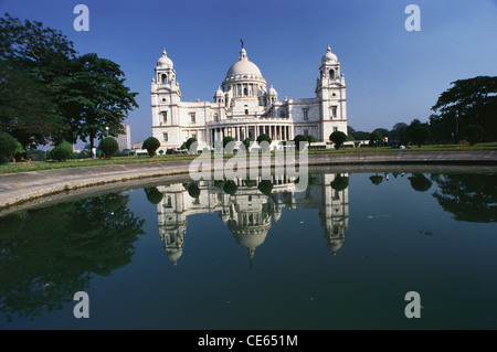 Victoria Memorial Grand musée de marbre blanc ; réflexion dans l'étang ; Calcutta ; Kolkata ; Bengale occidental ; Inde ; Asie Banque D'Images