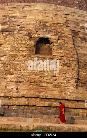 Dhamekh Stupa ; Dhamek Stupa ; délicate sculpture florale et marche de moine bouddhiste ; Sarnath ; Varanasi ; Uttar Pradesh ; Inde ; Asie Banque D'Images