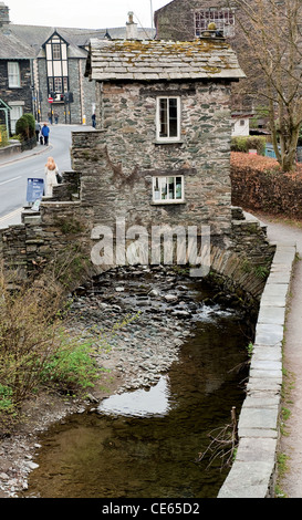 Bridge House qui s'étend sur plus de stock Beck Ambleside Lake District Cumbria UK un site touristique populaire Banque D'Images