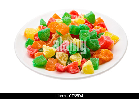 Fruits confits sucré sur une soucoupe isolé sur un fond blanc avec masque de découpe Banque D'Images