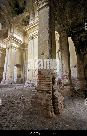 Tourné à l'intérieur d'une église en ruines Banque D'Images