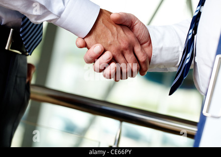 Photo de handshake de partenaires d'affaires après avoir heurté face Banque D'Images