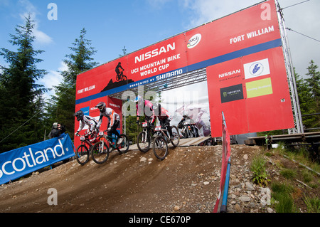 Cross 4X UCI début de la coupe du monde de vélo de montagne Fort William Nevis Range rave Banque D'Images