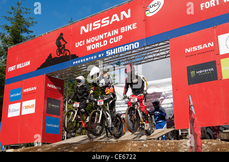 Cross 4X UCI début de la coupe du monde de vélo de montagne Fort William Nevis Range rave Banque D'Images