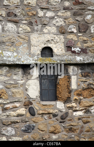 Aux environs de 10e ou 11e siècle Anglo saxon fenêtre dans la tour de l'église St Giles, Scartho, Grimsby, Lincolnshire du Nord Banque D'Images