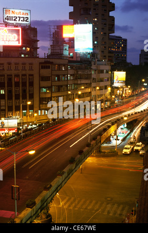 Des traces de trafic à Kemps Corner Flyover ; Bombay Mumbai Maharashtra ; Inde ; Banque D'Images