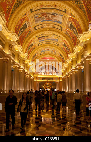 Les clients dans le plafond richement décorées et dans le hall de l'hôtel et casino Venetian Cotai Strip, complexe de Macao Chine Banque D'Images