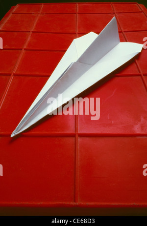 Plan de papier blanc sur fond rouge Banque D'Images