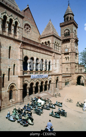 Prag Mahal Palace ; scooters ; Darbar Gadh Road ; Bhuj ; Rann de Kutch ; Kachchh District ; Gujarat ; Inde ; Asie Banque D'Images