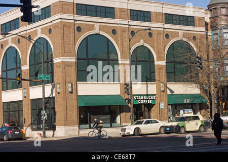 Café Starbucks sur Wells Street Old Town Chicago Banque D'Images