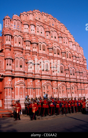 Ci-dessous des musiciens jouant Hawa Mahal Palace de Jaipur Rajasthan Inde du vent Banque D'Images