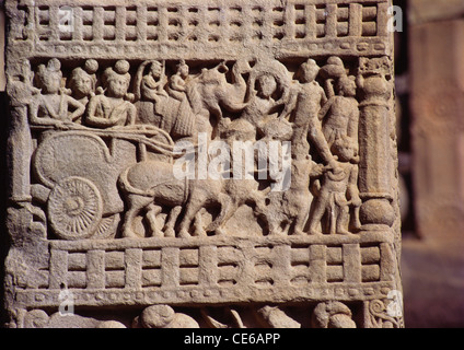 Histoires de sculpté le roi Asoka sur porte de Sanchi stupa ; Madhya Pradesh en Inde ; Banque D'Images