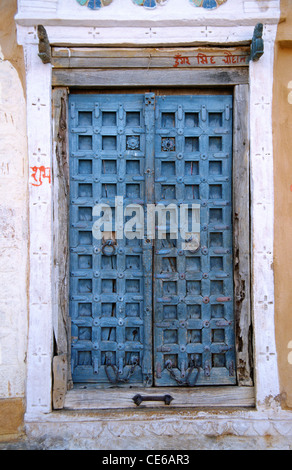 Bleu métallique fermé porte d'entrée de fort Jaisalmer Jaisalmer ; ; ; Inde Rajasthan Banque D'Images