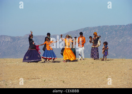 Danse rurale des femmes ; tribu Kalbelia ; danse populaire tribale Kabeliya Rajasthani ; Foire Pouchkar ; Rajasthan ; Inde ; asie Banque D'Images