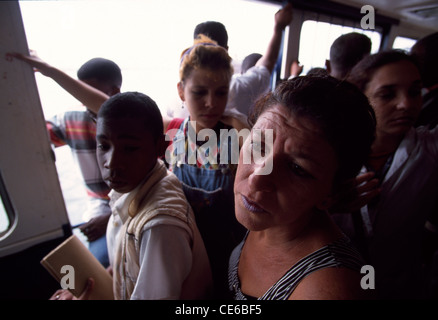 Les résidents locaux ride un ferry de l'eau pendant l'heure de pointe du matin à La Havane, Cuba. Banque D'Images