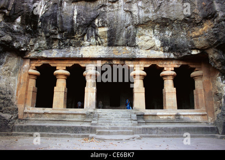 Grottes d'Elephanta piliers à l'entrée ; Garapuri ; Bombay Mumbai Maharashtra ; Inde ; Banque D'Images