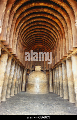 Stupa dans le rocher de chaitya coupé grottes bouddhistes Bhaja près de Malavali ; Pune ; Maharashtra ; Inde ; Asie Banque D'Images