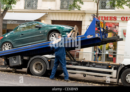 Voiture en stationnement illégal d'être retirées à Nimes,France,Europe Banque D'Images