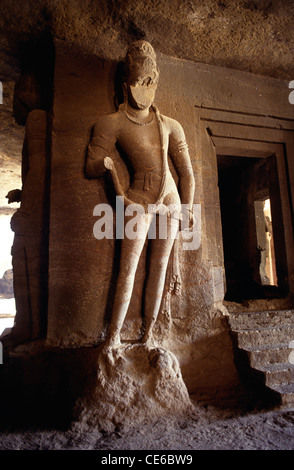 Statue endommagée en ruines dans les grottes d'Elephanta ; site du patrimoine mondial de l'UNESCO ; Gharapuri ; Garapuri ; Bombay ; Mumbai ; Maharashtra ; Inde ; Asie Banque D'Images