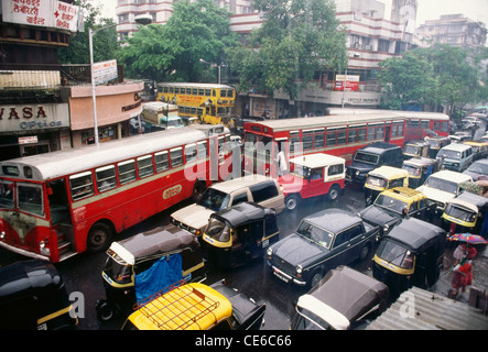 Trafic dans les voitures de pluie mousson automobiles taxis autobus ; bombay ; mumbai ; maharashtra ; inde ; asie Banque D'Images