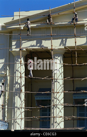 Les échafaudages en bambou rénovation de la bibliothèque asiatique ; Bombay Mumbai Maharashtra ; Inde ; Banque D'Images