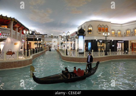 Canal et Gondola à l'intérieur de l'Villaggio Mall Shopping Center à Doha, Qatar Banque D'Images