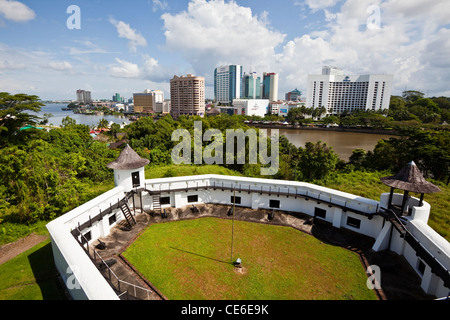 Vue sur la rivière Sarawak et sur les toits de la ville de Fort Margherita. Kuching, Sarawak, Bornéo, Malaisie. Banque D'Images