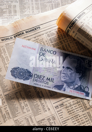 Ancien billet de 10 000 pesetas espagnoles sur journal financier Banque D'Images