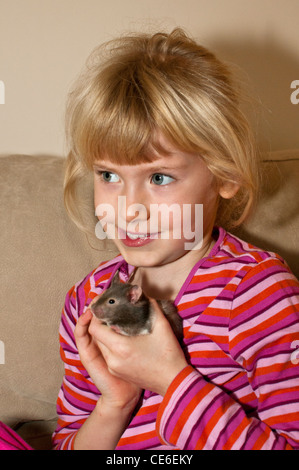 Enfant jouant avec hamster, Angleterre, Royaume-Uni, Europe Banque D'Images