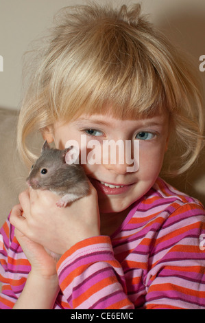 Enfant jouant avec hamster, Angleterre, Royaume-Uni, Europe Banque D'Images