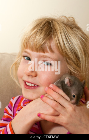 Enfant jouant avec hamster, Angleterre, Royaume-Uni, Europe Banque D'Images