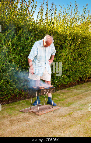 Family having barbecue dans jardin,blackpool, Angleterre, Royaume-Uni, Europe Banque D'Images