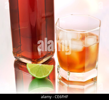 Bouteille et verre de boisson alcoolisée Banque D'Images