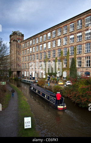 Barge sur Macclesfield Canal à Clarence Mill, Bollington, Cheshire Banque D'Images