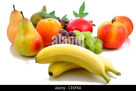 Assortiment de fruits frais sur fond blanc Banque D'Images