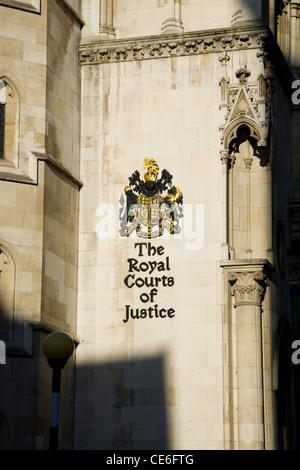 Royal Crest sur la Cour Royal Courts of Justice / justise de Londres. UK. Banque D'Images