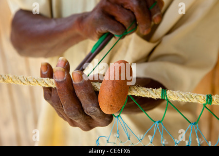 Les mains vieillies de vieux pêcheur réparant les filets dans les canaris, Sainte-Lucie, West Indies Banque D'Images