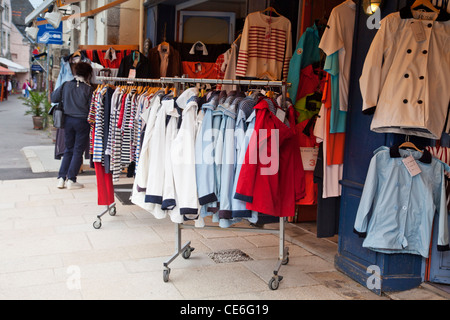 Une boutique dans la ville close à Concarneau, avec une exposition de costumes bretons pour la vente. Banque D'Images