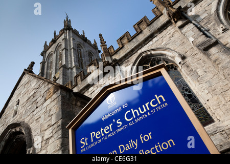 Le tableau d'affichage et façade de l'église St Pierre, Dorchester, Dorset, Angleterre. Banque D'Images