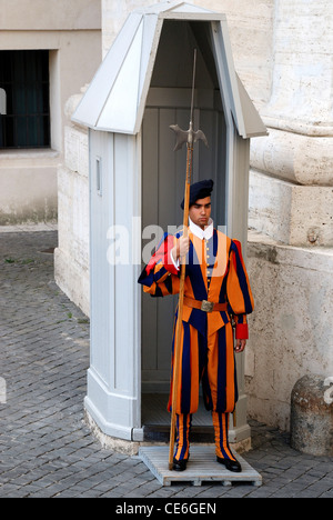 Garde suisse pontificale de la garde à la basilique Saint Pierre au Vatican à Rome. Banque D'Images